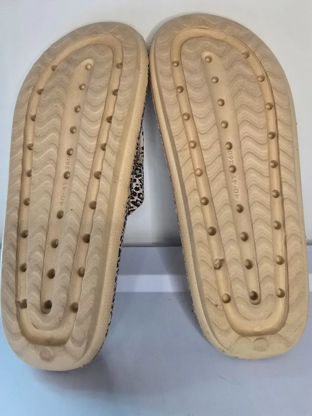 The Cloudies Coshion Slides - Leopard - Women's 8.5-9 - Picture 4 of 5